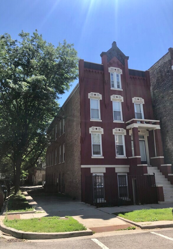 Primary Photo - 2165 N Bell Ave
