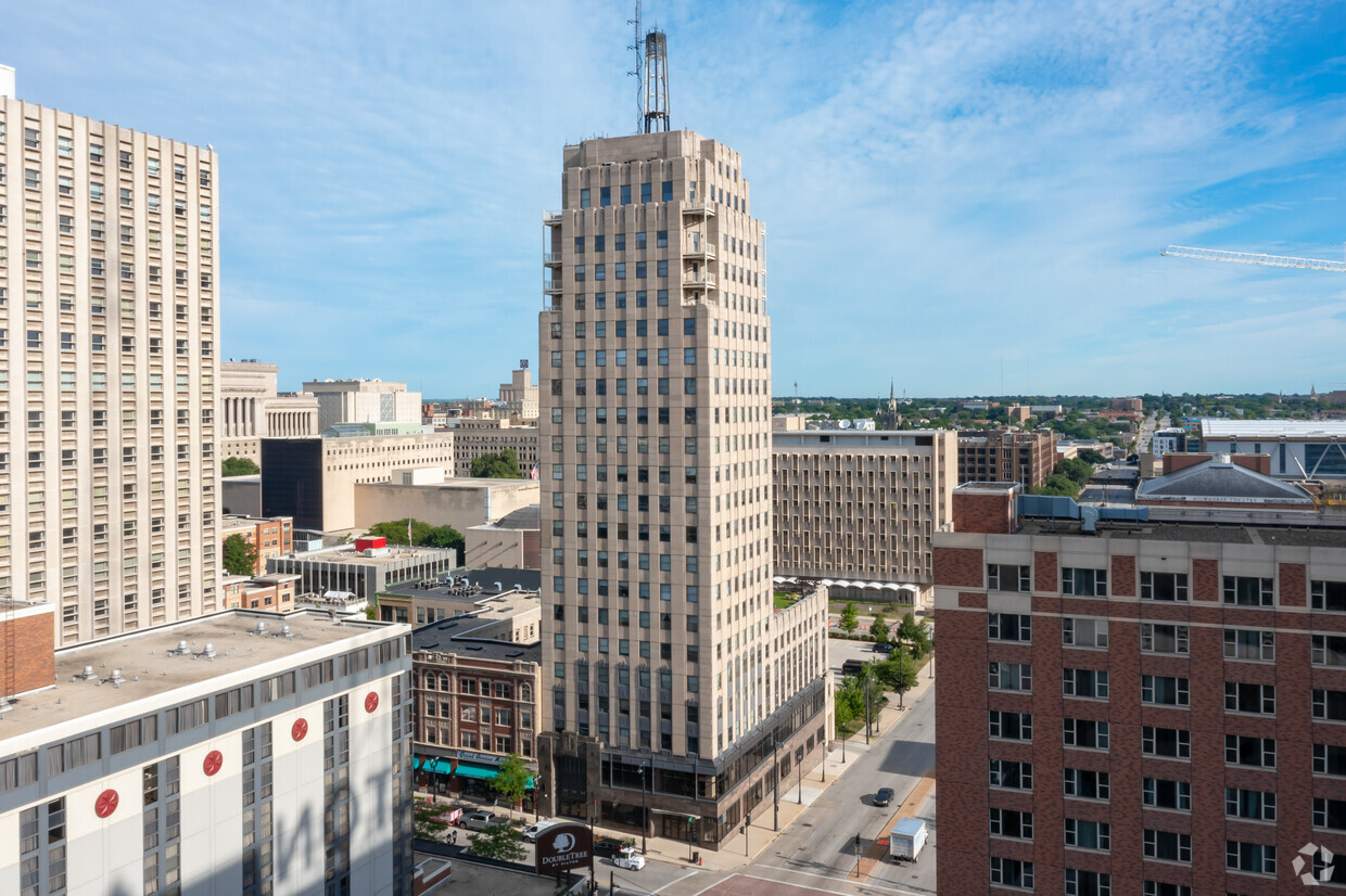 The Wisconsin Tower - Apartments in Milwaukee, WI | Apartments.com