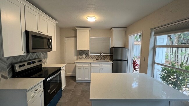 Building Photo - 1-Bedroom, 1-Bath Detached Apartment – Col...