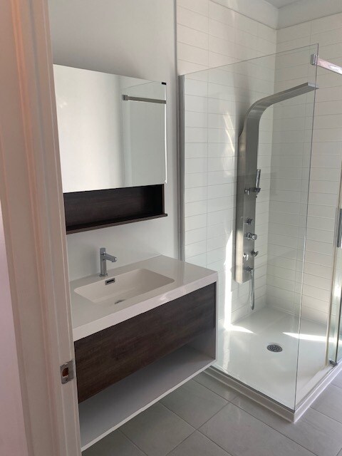 Building Photo - 975 Av Saint-Charles