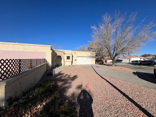 Building Photo - 2 Bedroom Single Story Home Available Near...