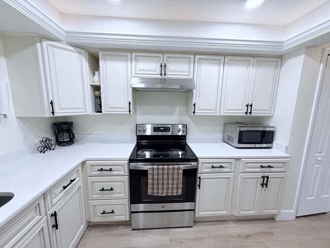 Foto del edificio - Beautifully Updated & Furnished 2-Bed/2-Ba...