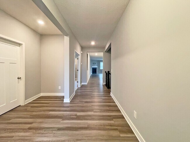 Building Photo - Sparkling, SPACIOUS Like-New Home with 3 B...
