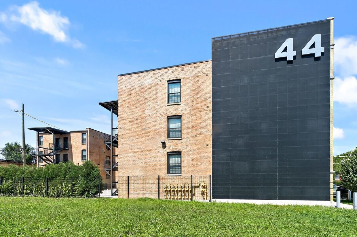 Foto principal - 325 E 44th St