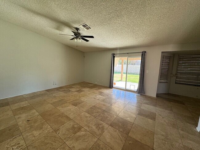 Foto del edificio - 5239 W Freeway Ln