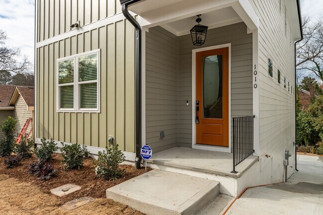 Building Photo - Gorgeous 4-bedroom, 4-bathroom Modern Home Durham, NC