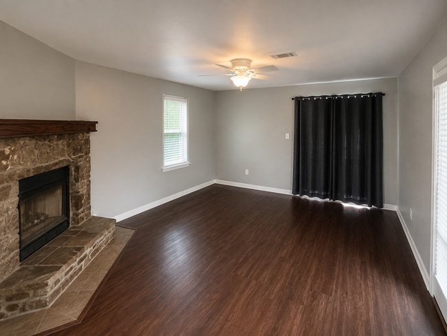 Building Photo - Home on Acreage!