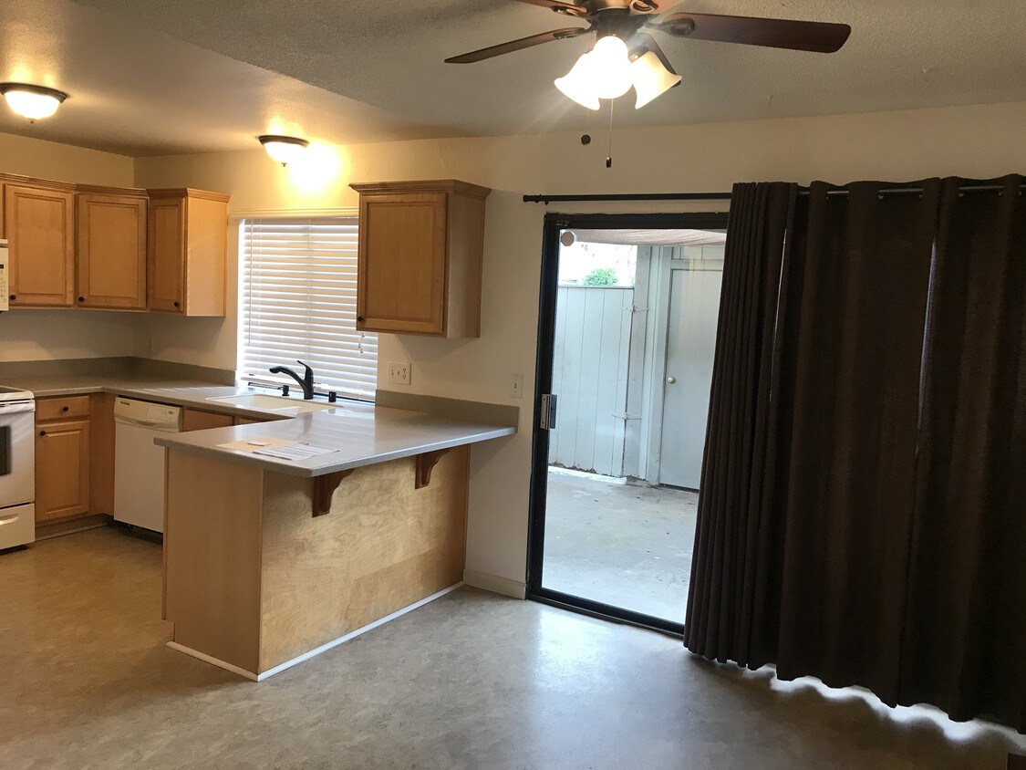 4747 N Woodrow Ave, Fresno, CA 93726 Condo for Rent in Fresno, CA
