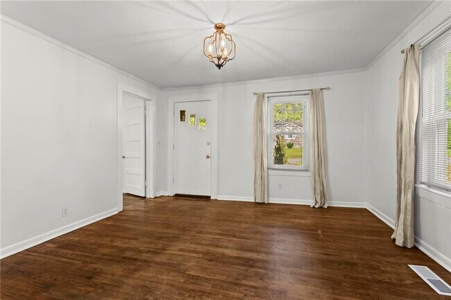 Foto del edificio - 2208 Forrest Pl NW