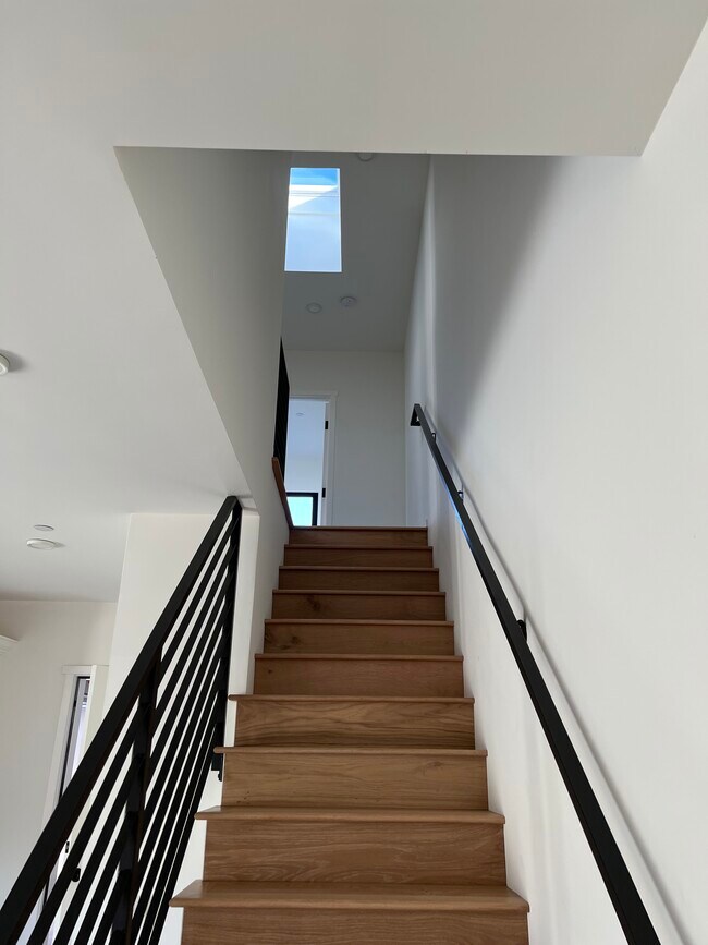 Building Photo - 732 Bond Ave