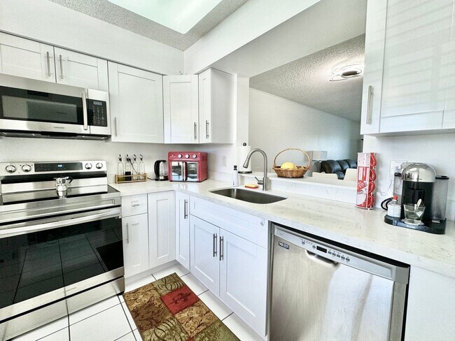 Foto del edificio - Charming 2BR Condo in Delray Beach (55+)