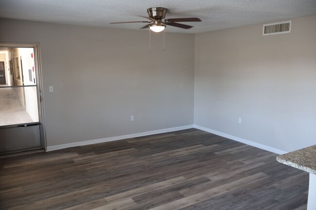 Building Photo - 2/1.5 condo in St Pete - remodeled and upd...