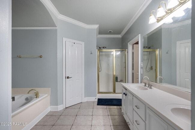 Building Photo - 102 Lockeport Cir
