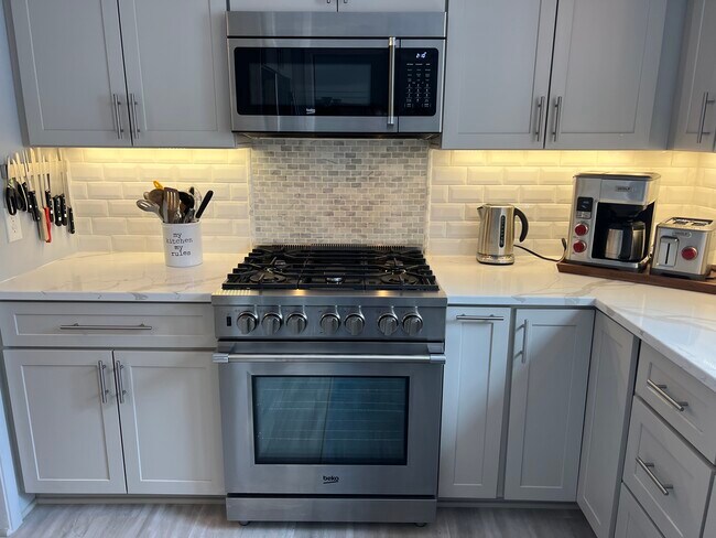 Building Photo - 3917 W 58th St