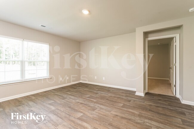 Building Photo - 261 Lantanna Ave