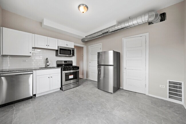 Building Photo - 2257 S Oakley Ave