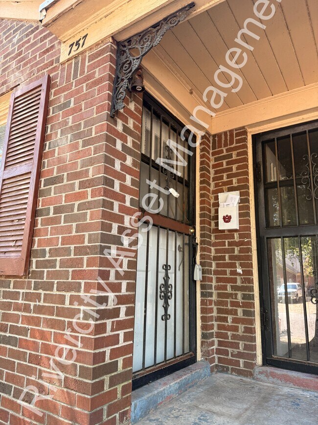 Building Photo - 757 Houston St