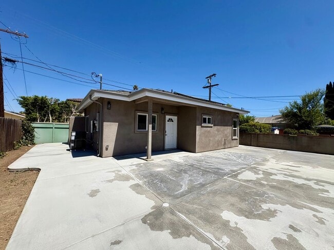 Building Photo - 5928 N Muscatel Ave