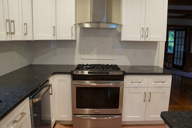 Foto del edificio - 388 W Roxbury Pky
