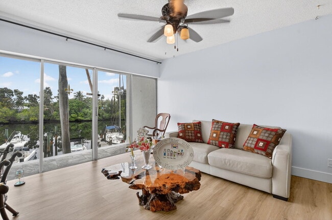 Building Photo - 1319 E Hillsboro Blvd