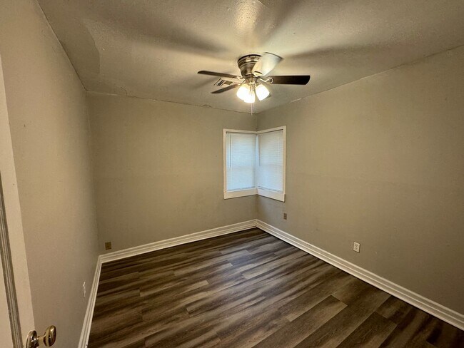 Foto del edificio - $995 - 3 bed 1 bath - Single Family Home w...