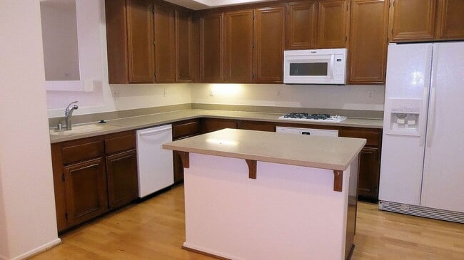 Building Photo - 2 BR 2.5 Bath
