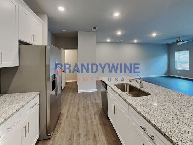Building Photo - MOVE-IN SPECIAL! MOVE IN BY 1/30 AND RECEI...