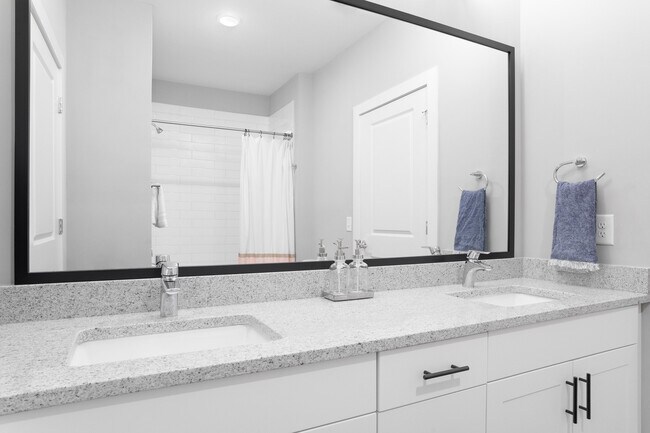 Explore este elegante baño con lavabos dobles y un toque de lujo. - Lemmond Farm