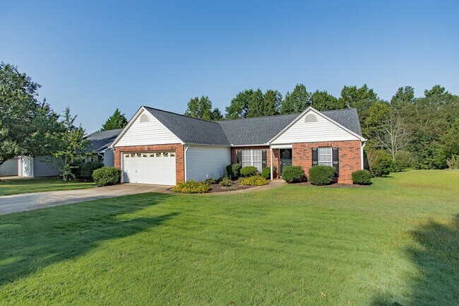 Building Photo - 3 Bedroom 2 Bath home is located in Greer!