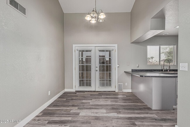 Building Photo - 1505 E Divot Dr