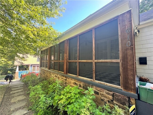 Building Photo - 610 N Olive Ave