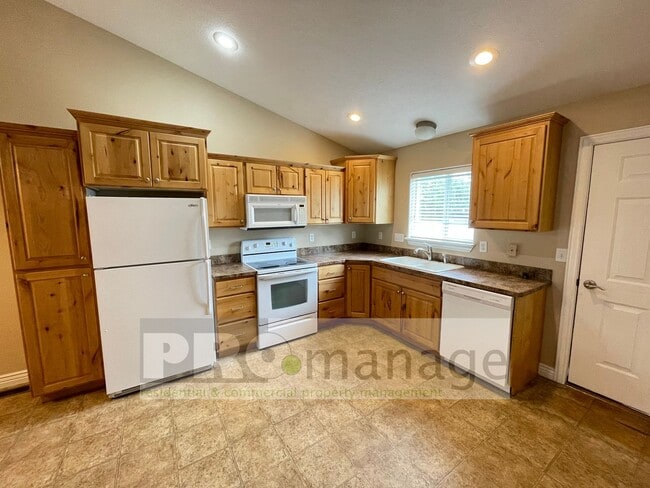 Building Photo - 4 Bed, 3 Bath Town Home w/ 2 Car Garage - ...