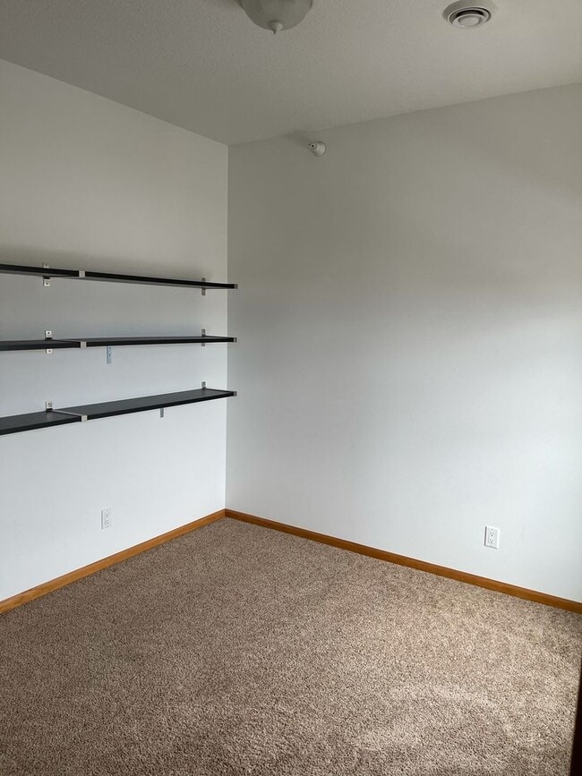 Building Photo - 1 Bedroom Apartment Available August 1st, ...
