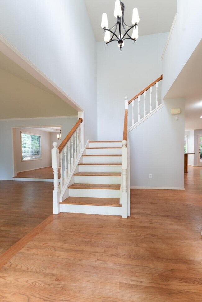 Building Photo - 3 bedroom in Bellevue WA 98007