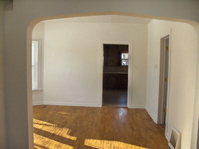 Building Photo - 105 Seymour Street