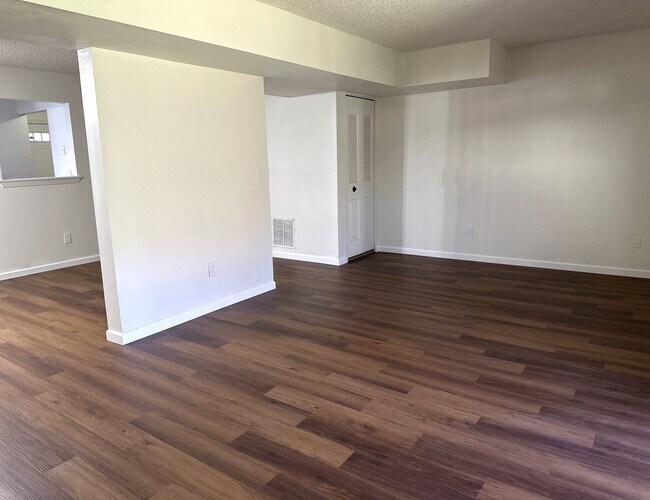 Foto del edificio - 8401 Hana Rd