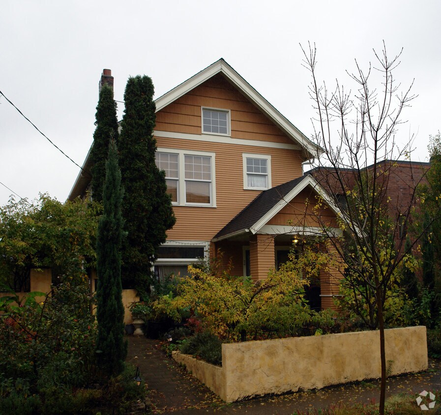 Primary Photo - 2015 Franklin Ave E