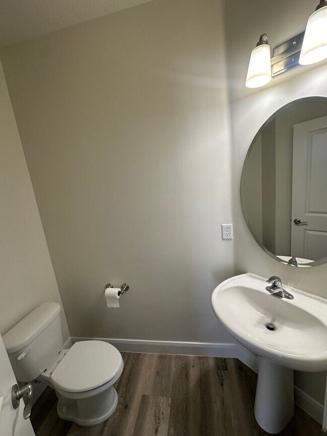 Building Photo - Spacious Home in Hurricane