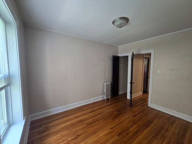 Building Photo - 1806 W Farwell Ave