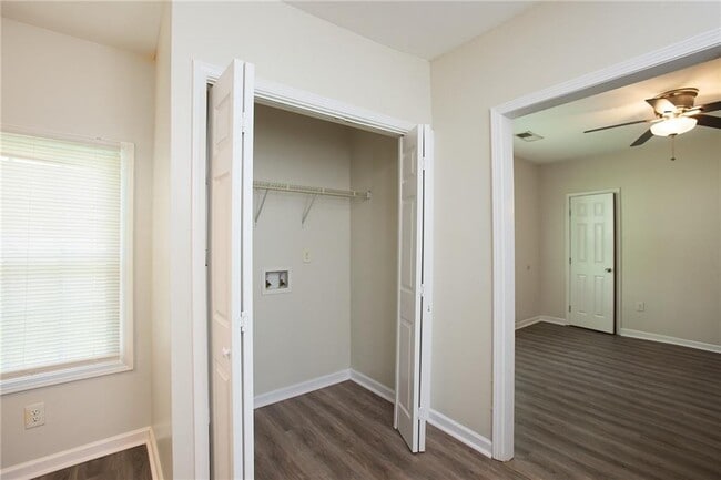 Foto del edificio - 1049 Sims St SW