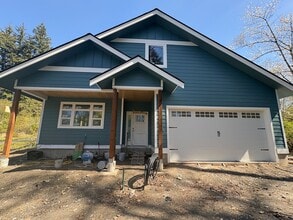 Building Photo - 3106 Lindsay Ave