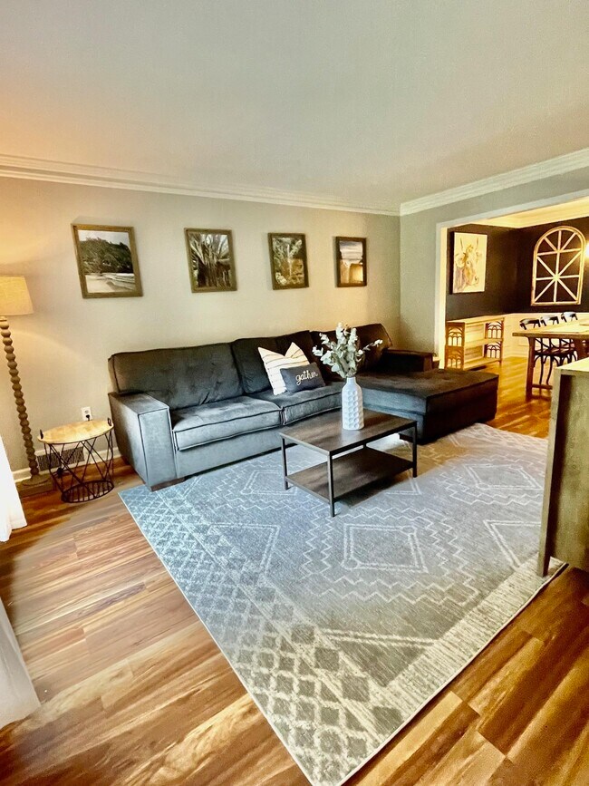 Foto del edificio - 8783 Lower Woods Cove