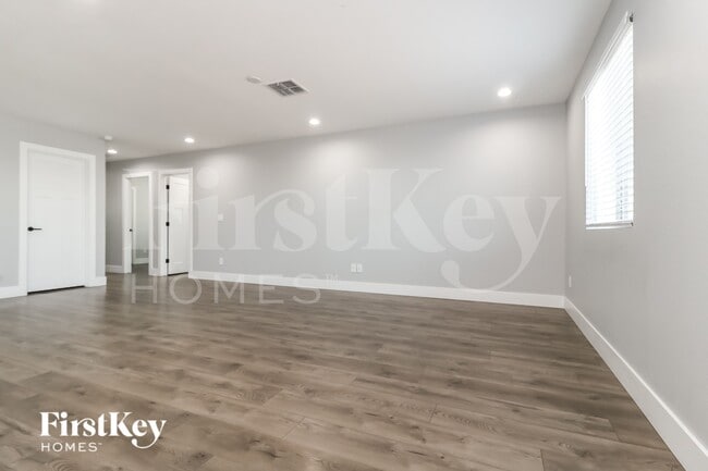 Building Photo - 3858 W Tamarisk Ave
