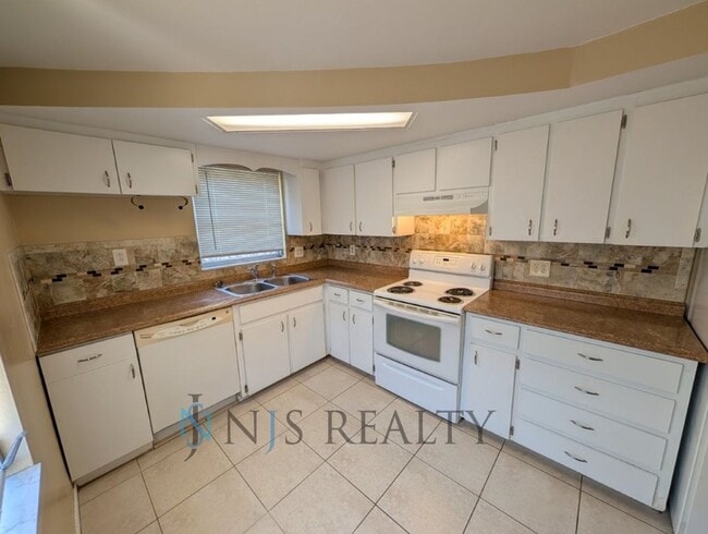 Building Photo - Welcoming 2bed/1.5bath home: 1080sqft, tile throughout, upgraded kitchen/bath & BONUS room!