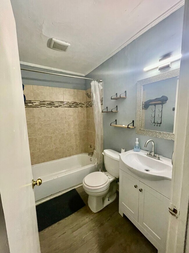 Foto del edificio - Welcome to this stunning 5-bedroom, 2-bath...
