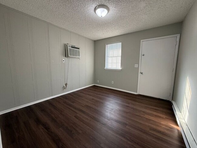 Building Photo - Just renovated!! Inglewood 1 bedroom duplex by park!! Pets okay!