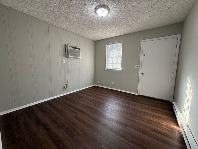 Foto del edificio - Just renovated!! Inglewood 1 bedroom duplex by park!! Pets okay!