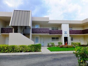 Building Photo - 2751 S Palm Aire Dr