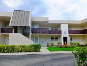Building Photo - 2751 S Palm Aire Dr
