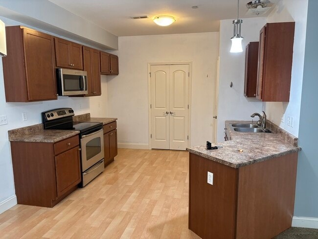 Foto del edificio - 6411 Brookfield Ct Dr